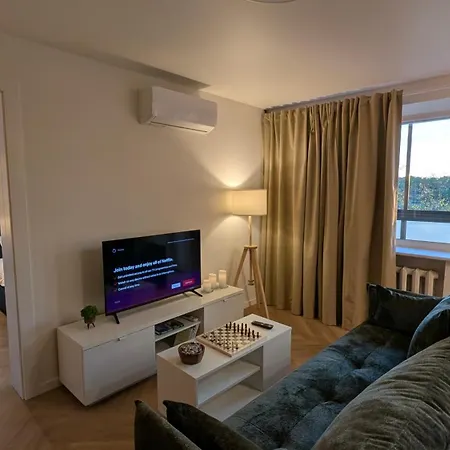 River-view Retreat Free Parking شقة